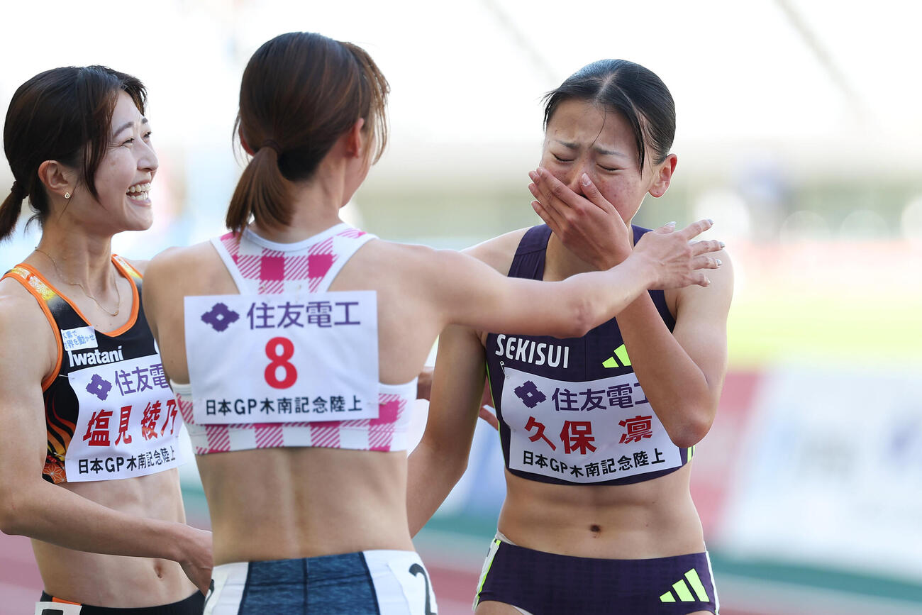 第13回木南道孝記念陸上競技大会・女子800メートル　7着に終わり悔しがる久保凛（右）（撮影・前田充）