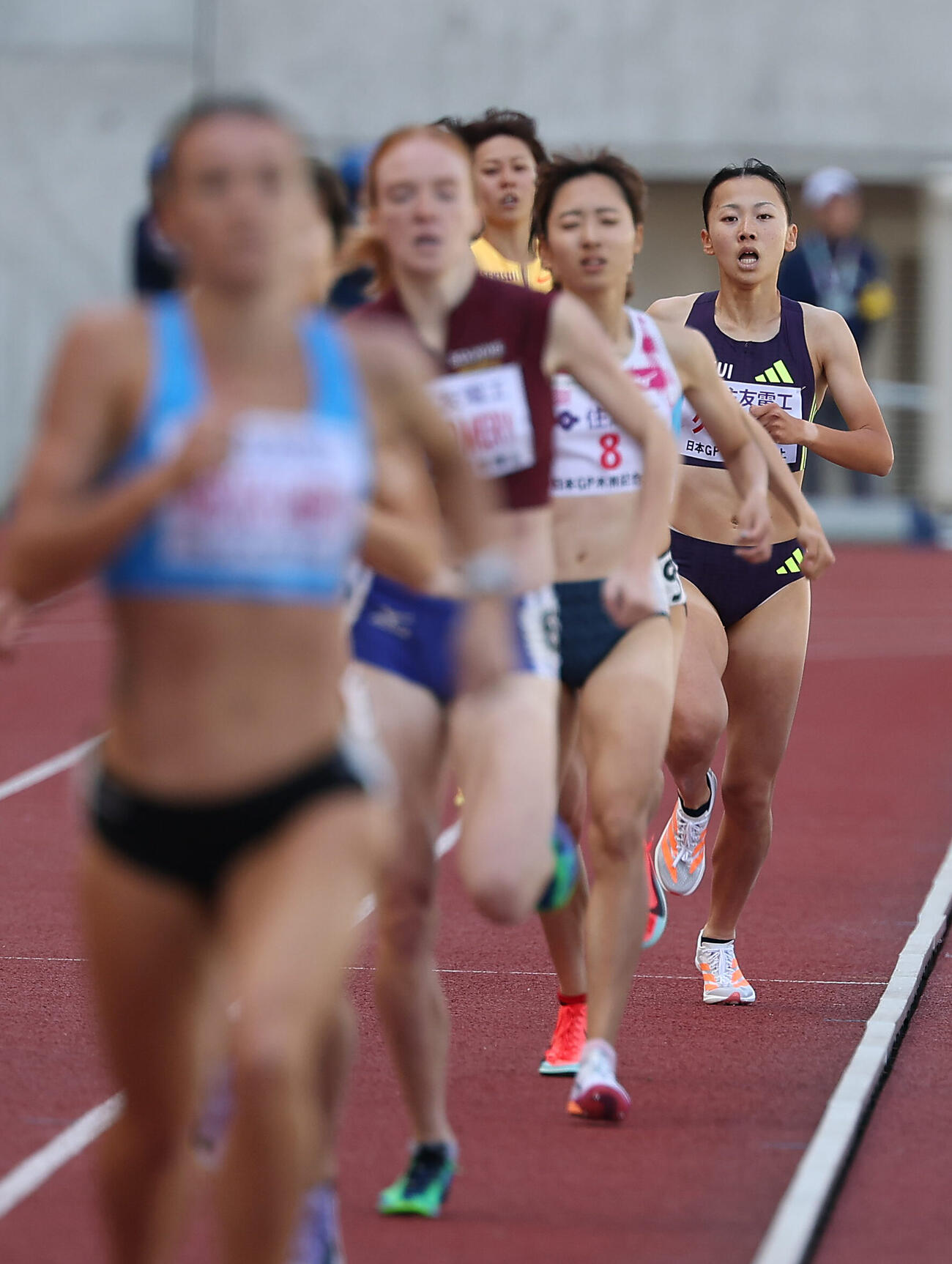 第13回木南道孝記念陸上競技大会・女子800メートル　力走する久保凛（右端）（撮影・前田充）