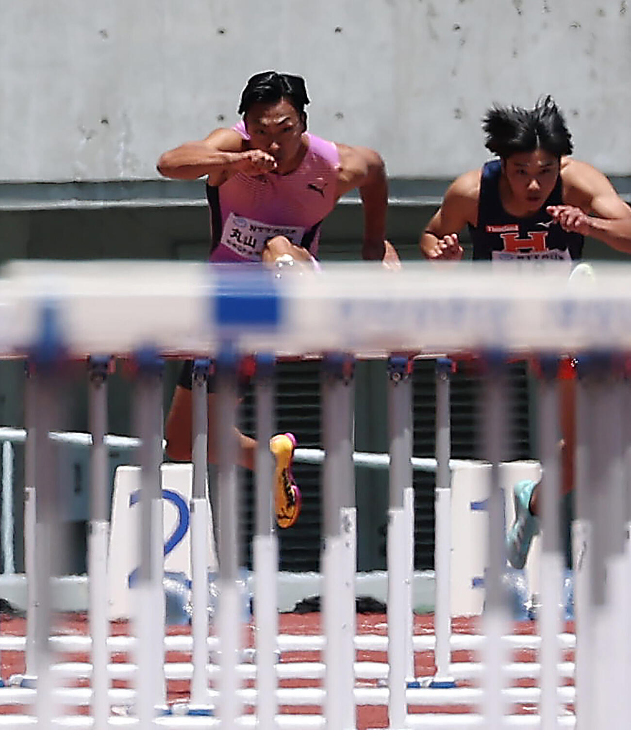 第13回木南道孝記念陸上競技大会・男子110メートル障害予選　力走する丸山優真（左）（撮影・前田充）