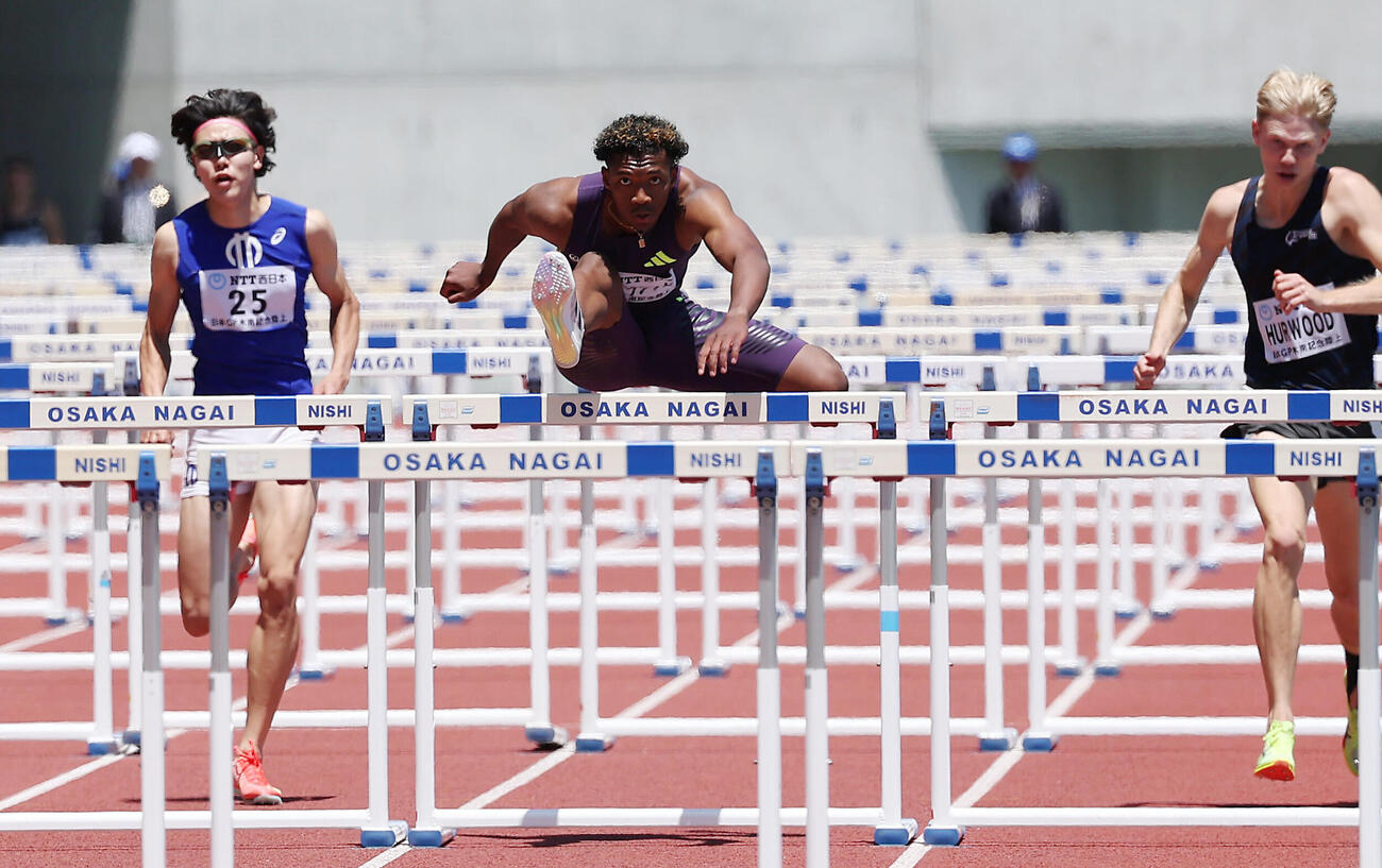 第13回木南道孝記念陸上競技大会・男子110メートル障害予選　力走する村竹ラシッド（中央）（撮影・前田充）