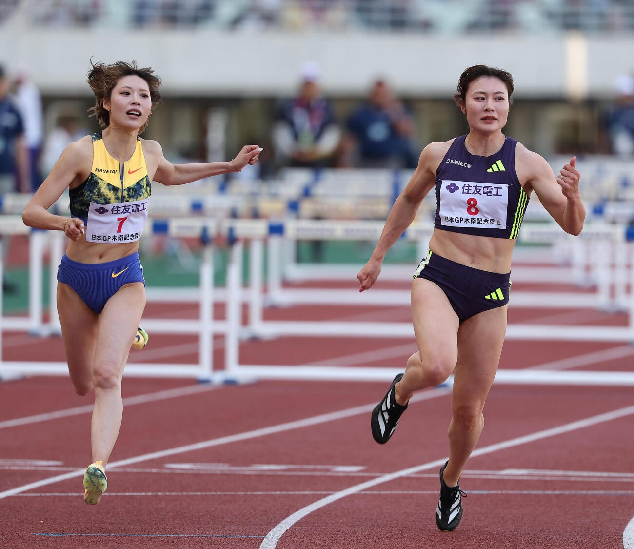 第13回木南道孝記念陸上競技大会・女子100メートル障害決勝　力走する中島ひとみ（左）と福部真子（撮影・前田充）