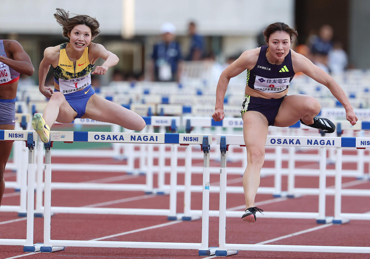 第13回木南道孝記念陸上競技大会・女子100メートル障害決勝　力走する中島ひとみ（左）と福部真子（撮影・前田充）