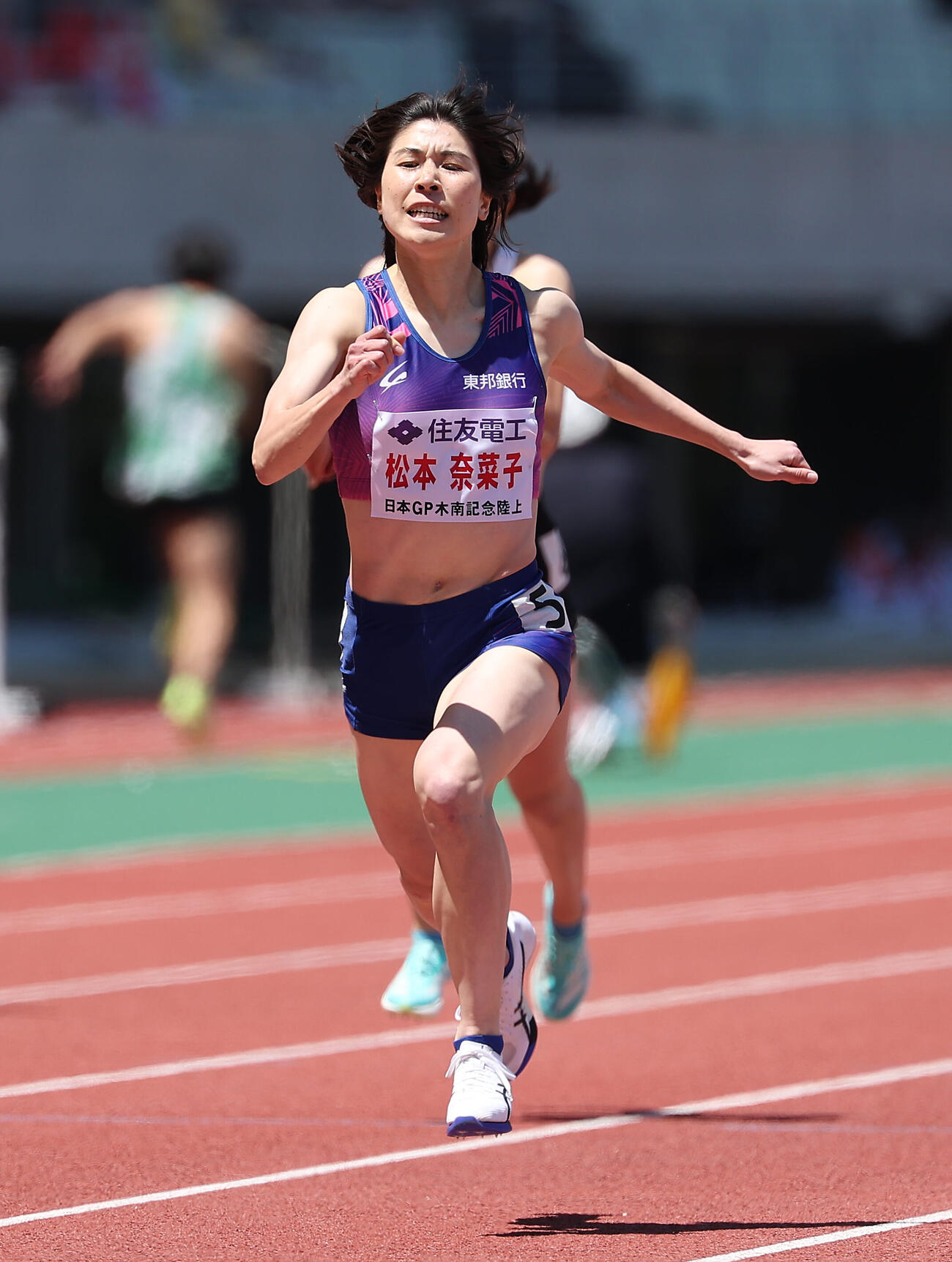 第13回木南道孝記念陸上競技大会・女子400メートル　力走する松本奈菜子（右）（撮影・前田充）