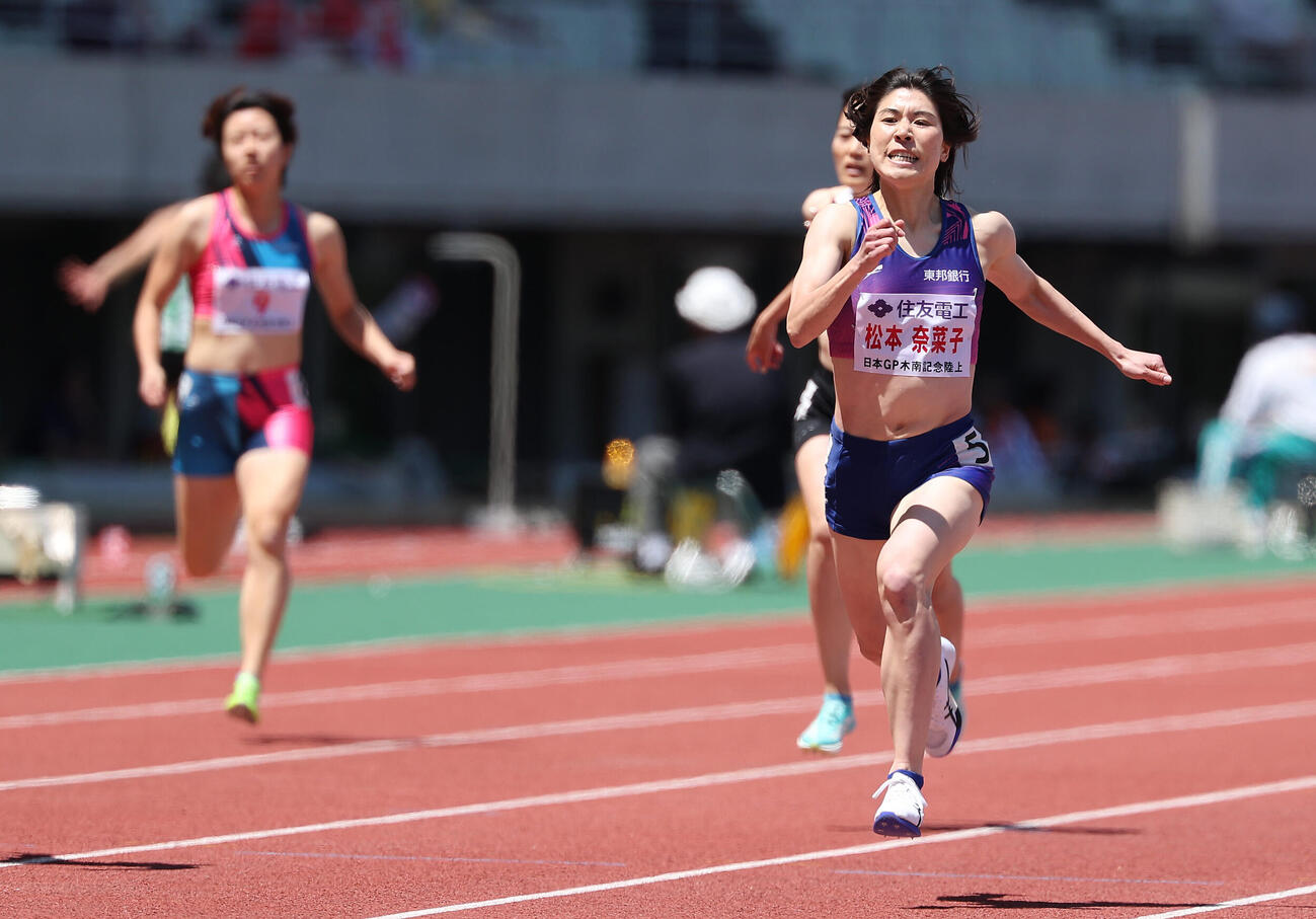 第13回木南道孝記念陸上競技大会・女子400メートル　力走する松本奈菜子（右）（撮影・前田充）