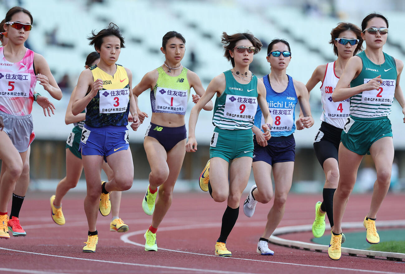 第13回木南道孝記念陸上競技大会・女子10000メートル　スタートする田中希実（中央左）と不破聖衣来（同右）ら選手たち（撮影・前田充）