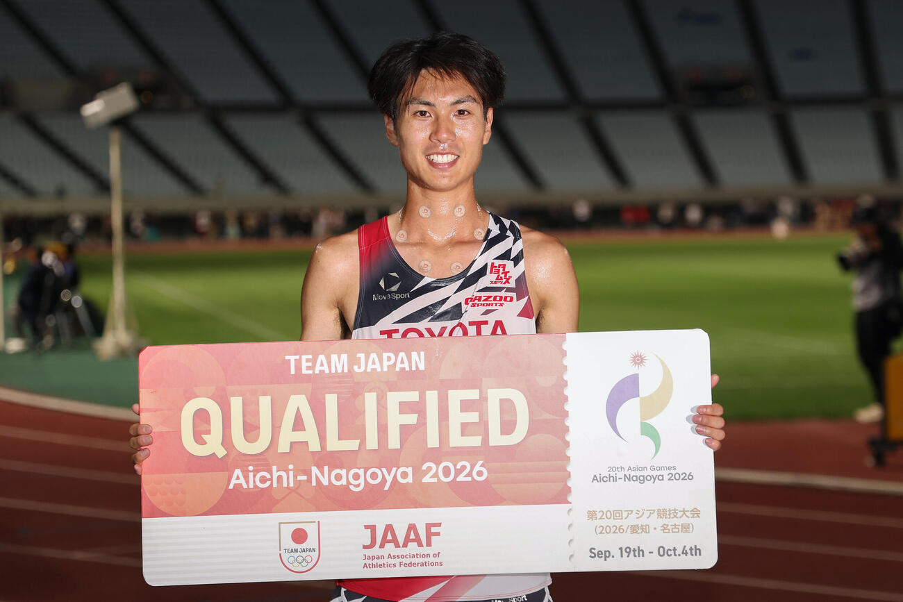 第13回木南道孝記念陸上競技大会・男子1万メートル　優勝し笑顔を見せる鈴木芽吹（撮影・前田充）