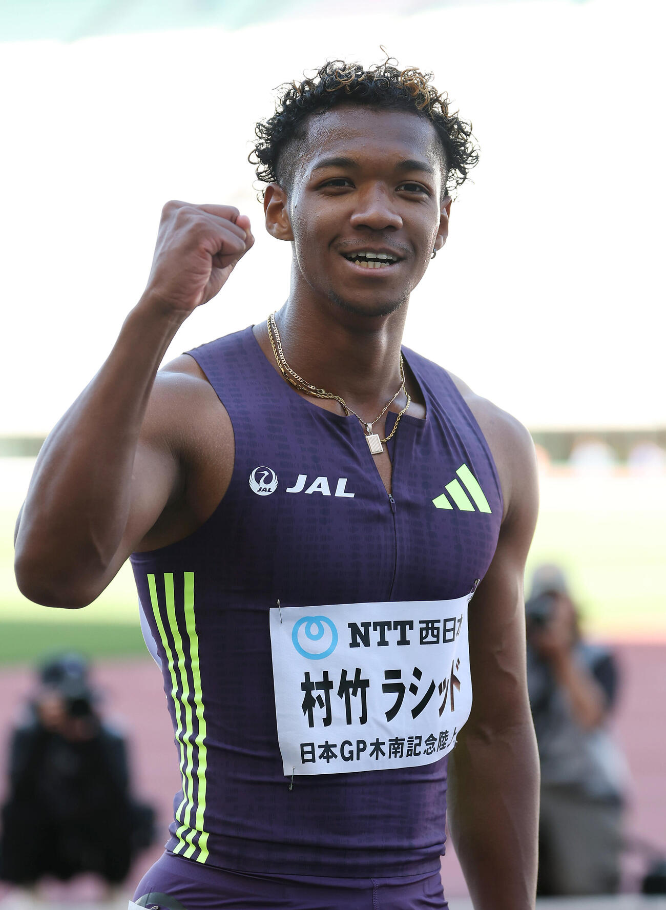 第13回木南道孝記念陸上競技大会・男子110メートル障害決勝　優勝し笑顔でガッツポーズする村竹ラシッド（撮影・前田充）