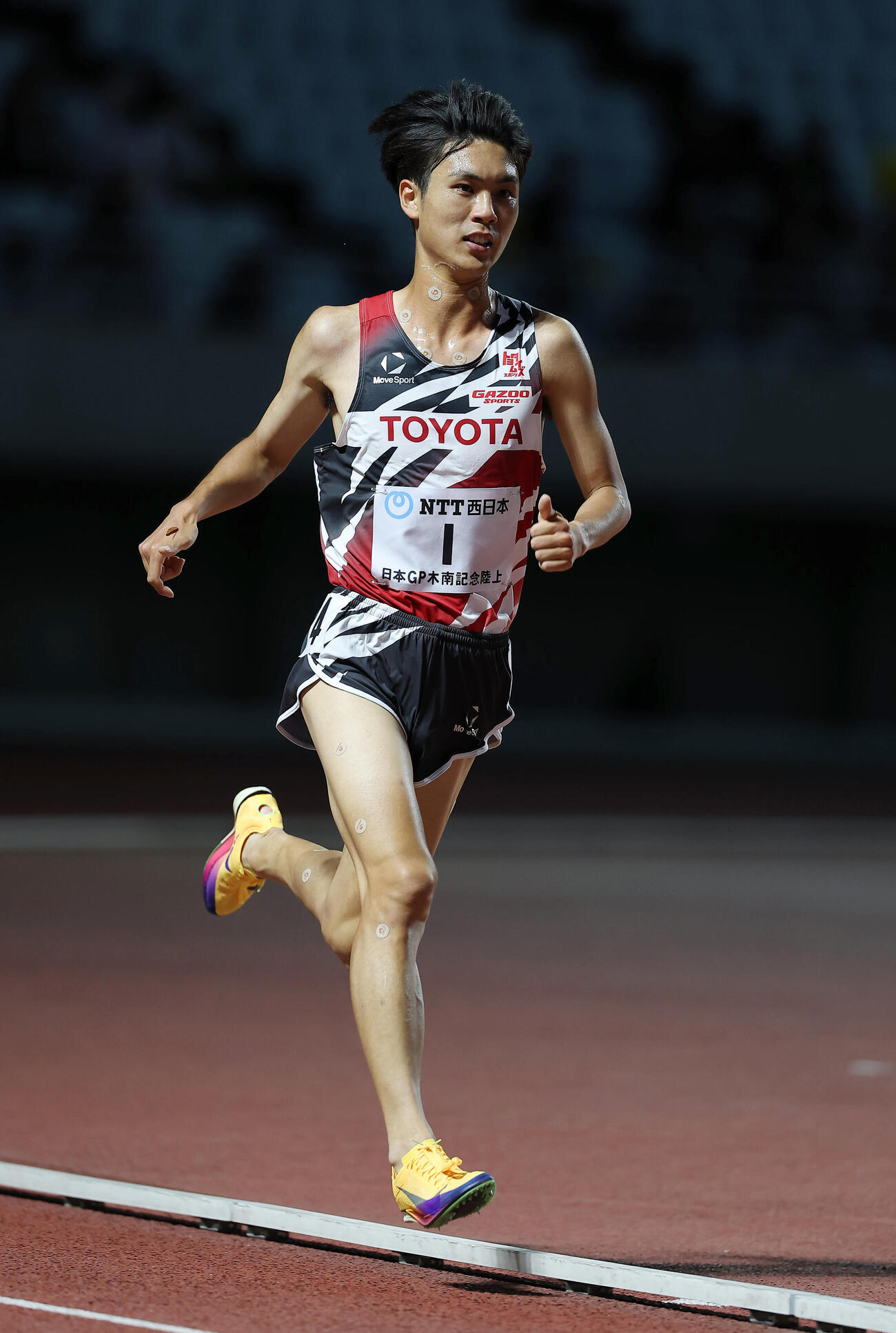 第13回木南道孝記念陸上競技大会・男子1万メートル　力走する鈴木芽吹（撮影・前田充）