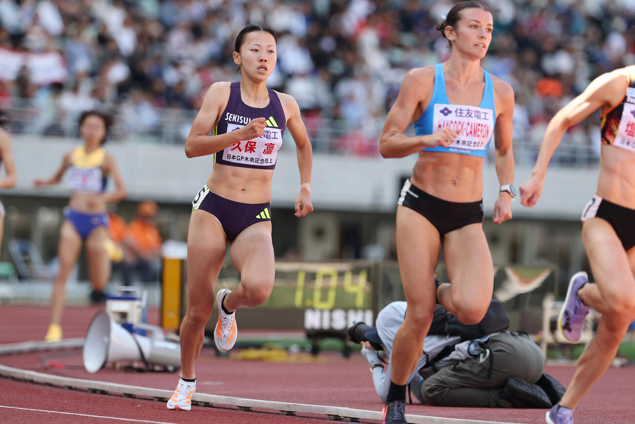 第13回木南道孝記念陸上競技大会・女子800メートル　力走する久保凛（左）（撮影・前田充）
