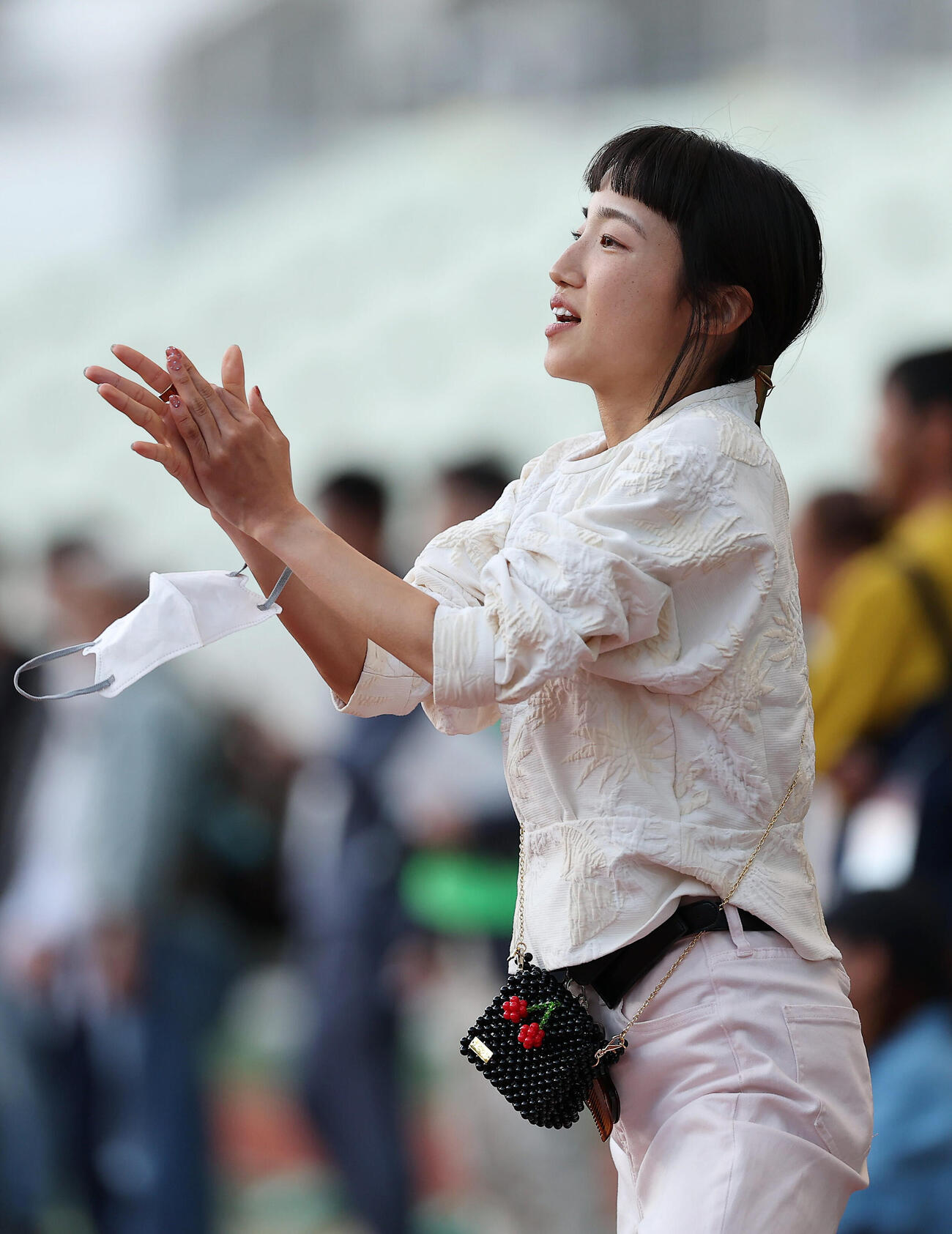 第13回木南道孝記念陸上競技大会・女子1万メートル　声援を送る矢田みくに（撮影・前田充）
