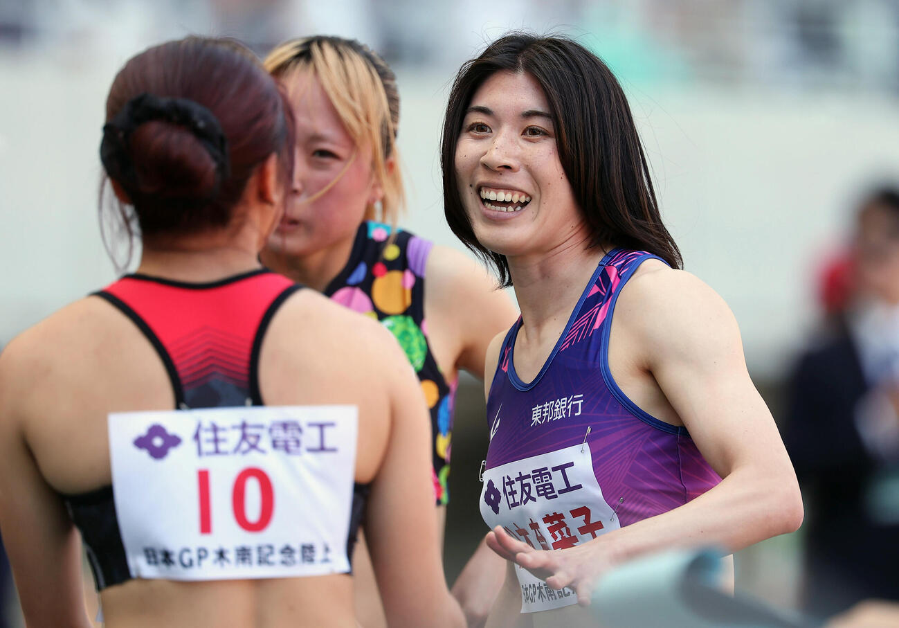 第13回木南道孝記念陸上競技大会・女子400メートル　優勝し笑顔を見せる松本奈菜子（右）（撮影・前田充）