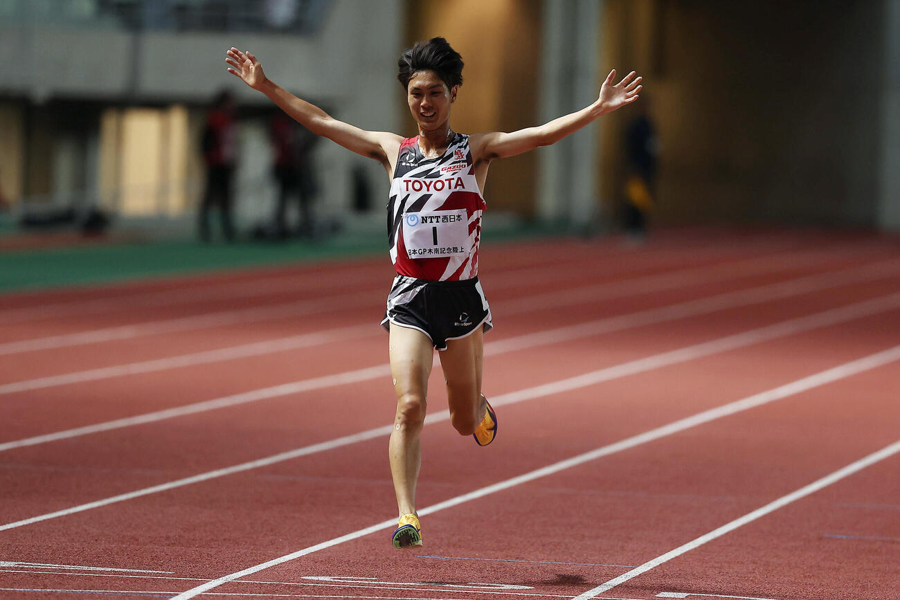 第13回木南道孝記念陸上競技大会・男子1万メートル　1位でゴールする鈴木芽吹（撮影・前田充）