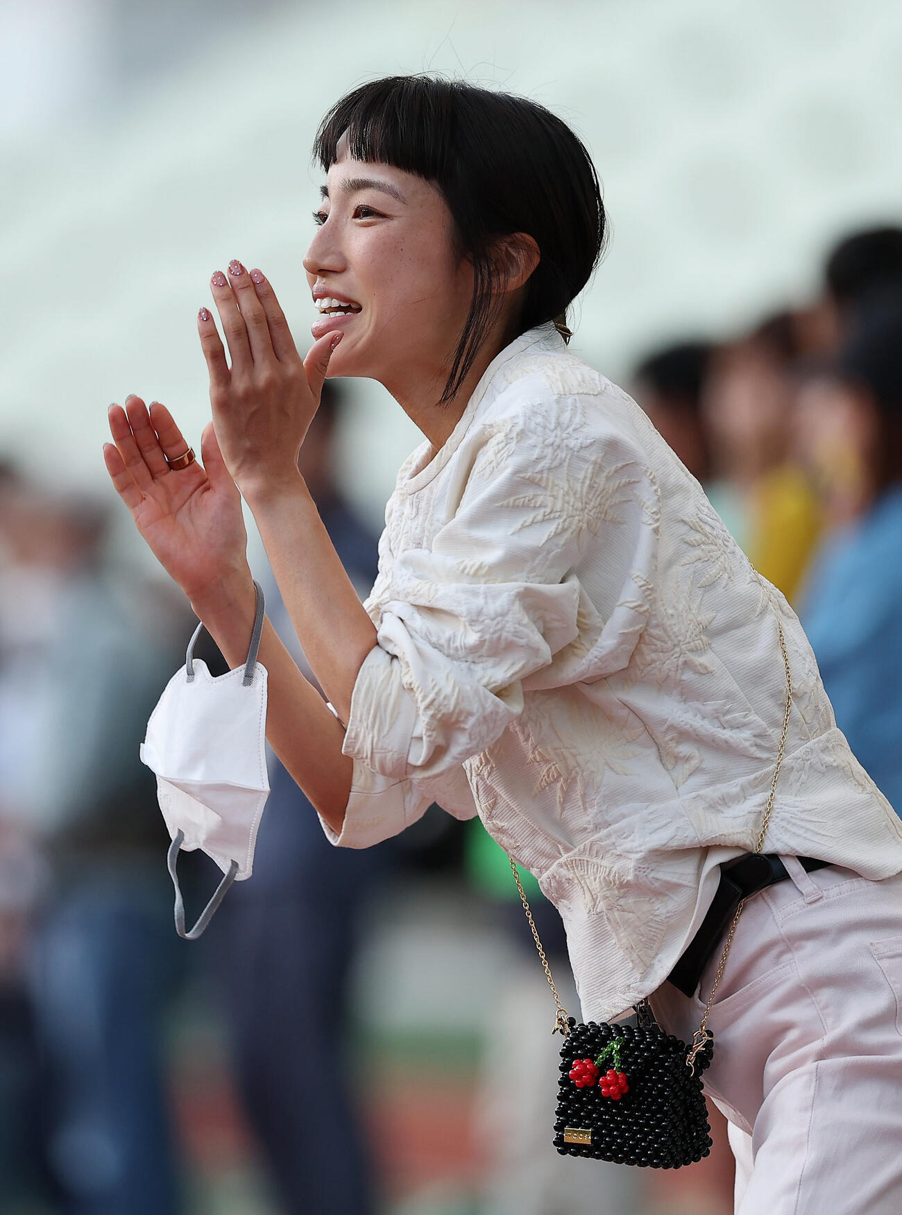 第13回木南道孝記念陸上競技大会・女子1万メートル　声援を送る矢田みくに（撮影・前田充）