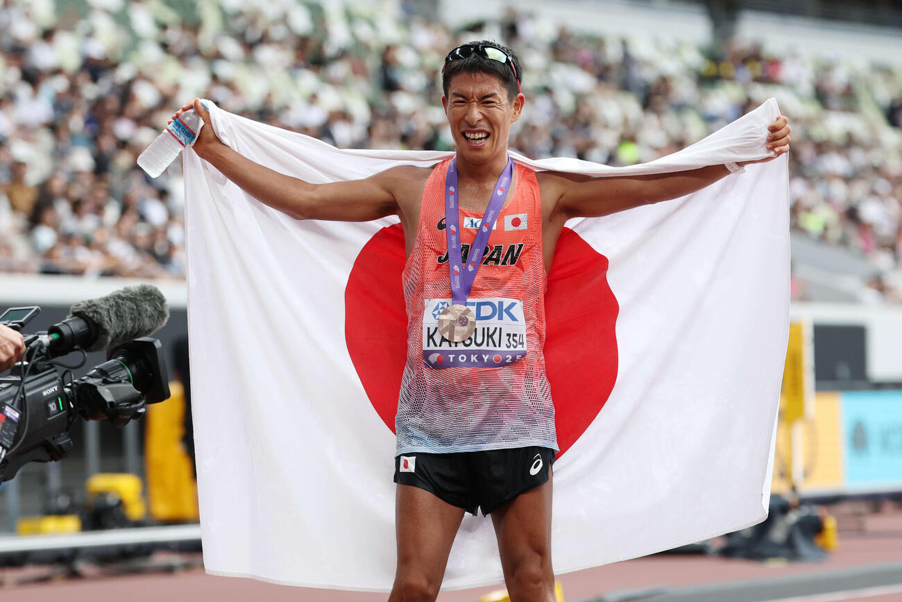 25年9月、世界選手権男子35キロ競歩　銅メダルに輝き笑顔の勝木隼人