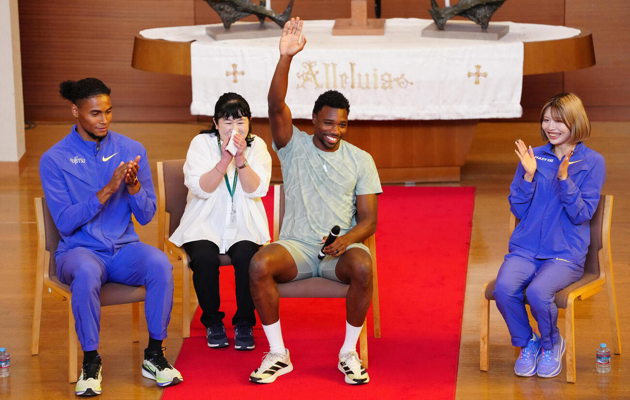 「RIKUJO JAPAN　小学校訪問陸上交流会」でトークショーを行う、左から中島佑気ジョセフ、1人おいてノア・ライルズ、中島ひとみ（撮影・鈴木みどり）