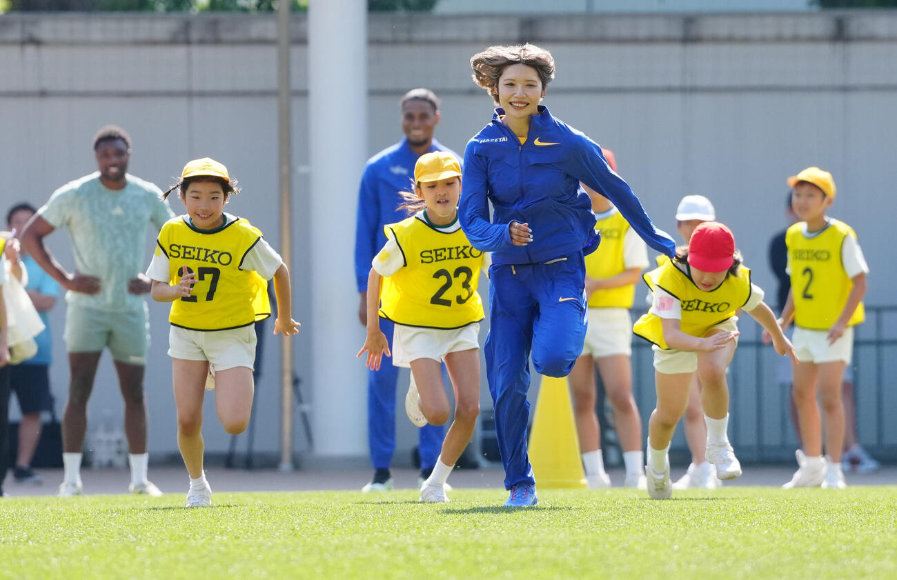 「RIKUJO JAPAN　小学校訪問陸上交流会」で子供たちと競争する中島ひとみ（左から3人目）（撮影・鈴木みどり）