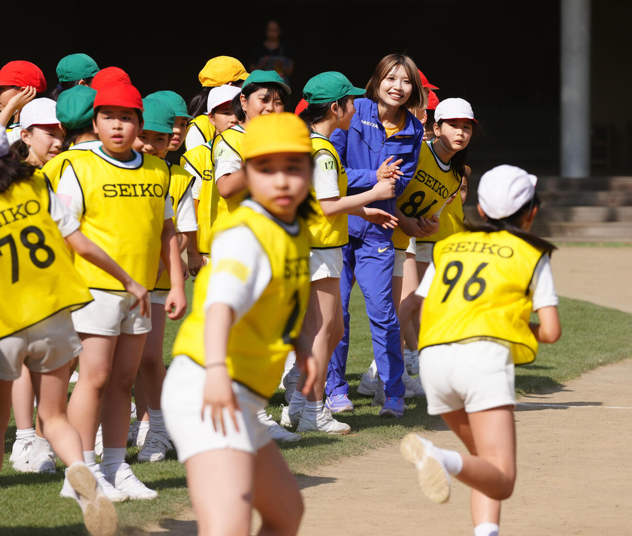 「RIKUJO JAPAN　小学校訪問陸上交流会」でリレーに臨む子供たちに声援を送る中島ひとみ（撮影・鈴木みどり）