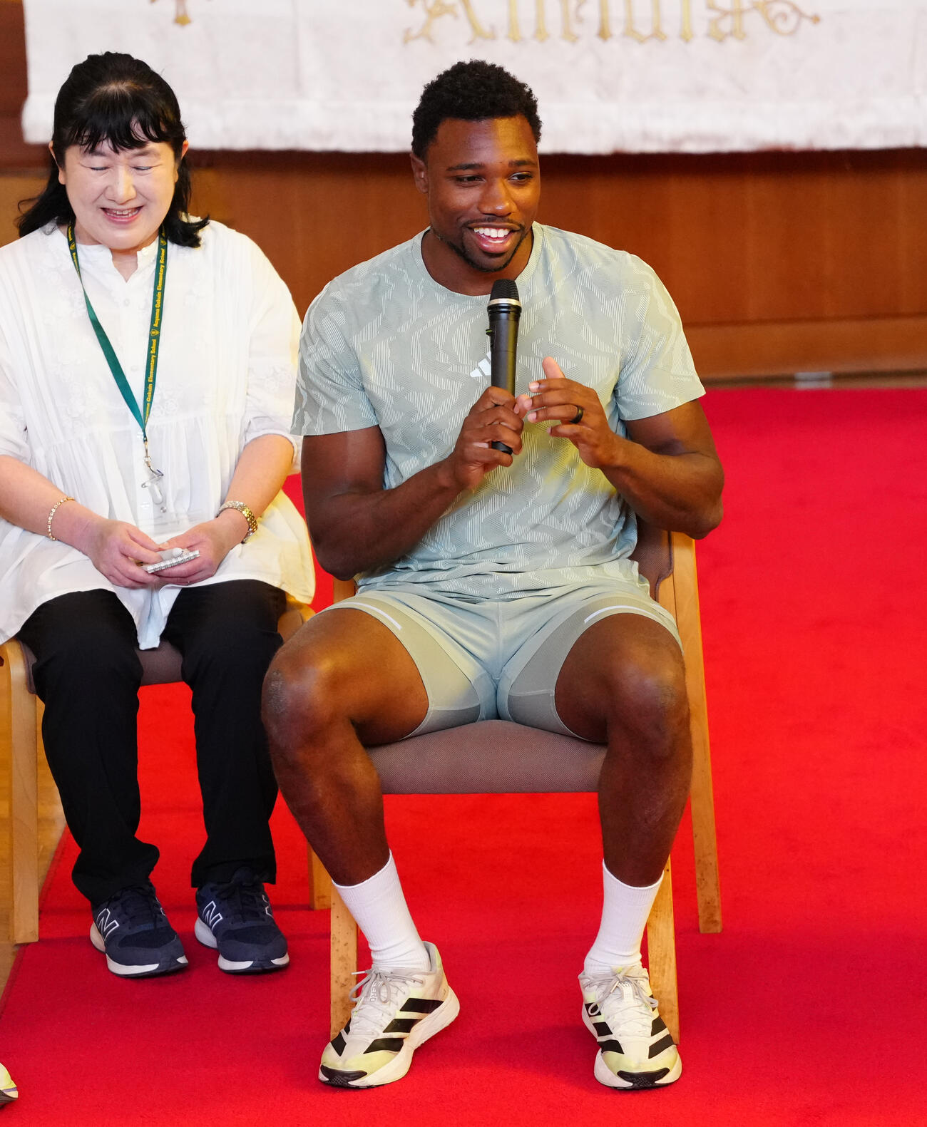 「RIKUJO JAPAN　小学校訪問陸上交流会」でトークショーを行ったノア・ライルズ（右）（撮影・鈴木みどり）