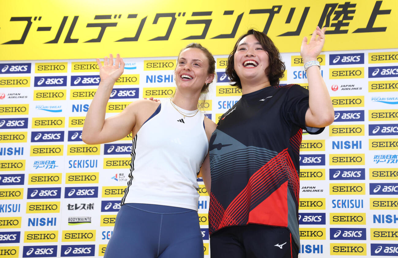 【セイコーゴールデングランプリ陸上2026東京】前日記者会見　ポーズを取るエリナ・ゼンゴ（左）と北口榛花（代表撮影）
