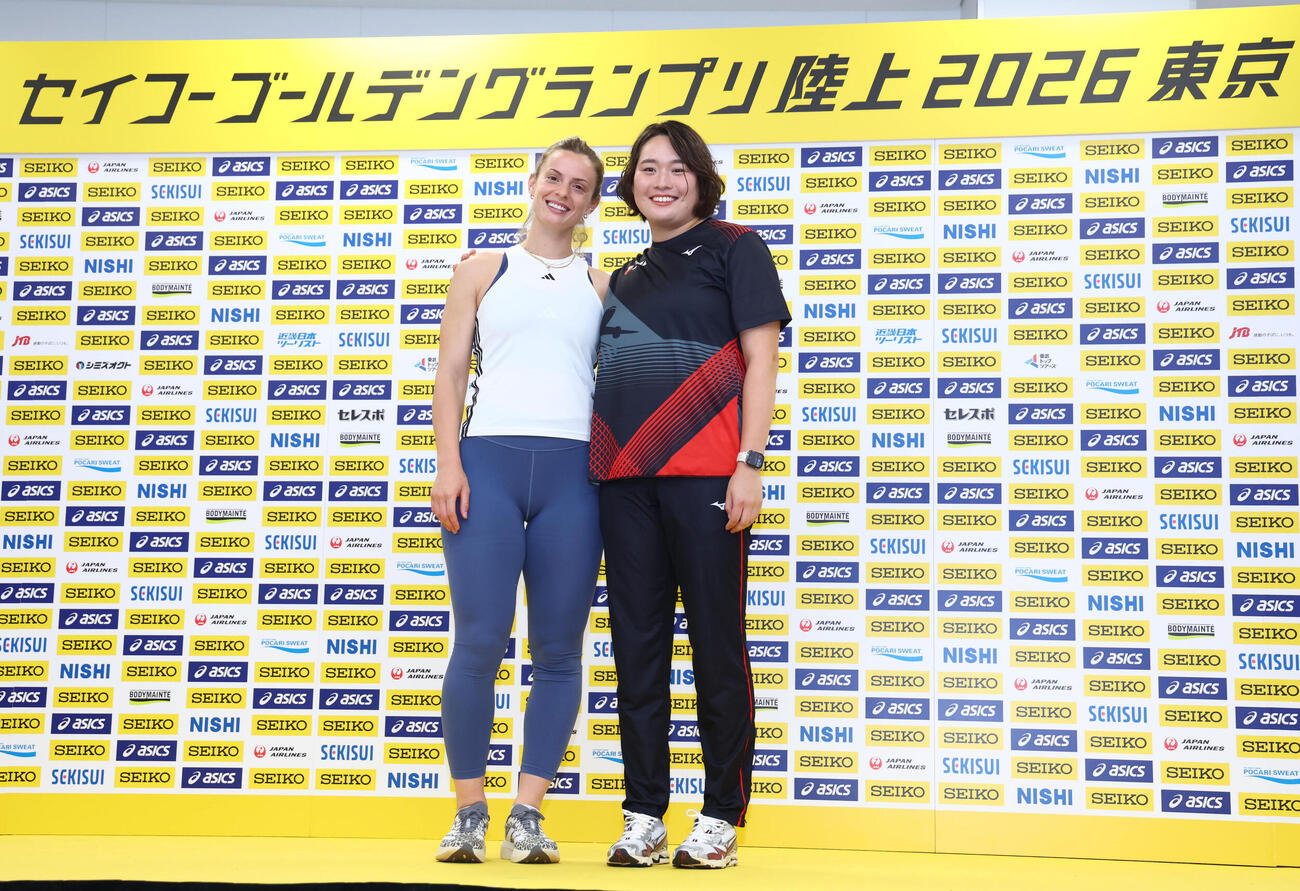 【セイコーゴールデングランプリ陸上2026東京】前日記者会見　ポーズを取るエリナ・ゼンゴ（左）と北口榛花（代表撮影）