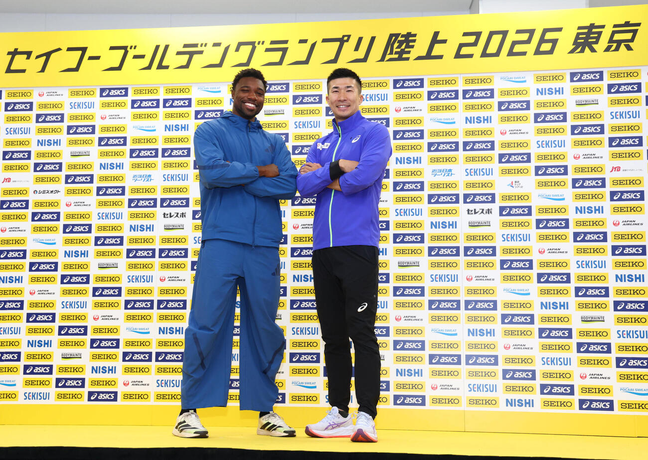 【セイコーゴールデングランプリ陸上2026東京】前日記者会見　ポーズを取るノア・ライルズ（左）と桐生祥秀（代表撮影）
