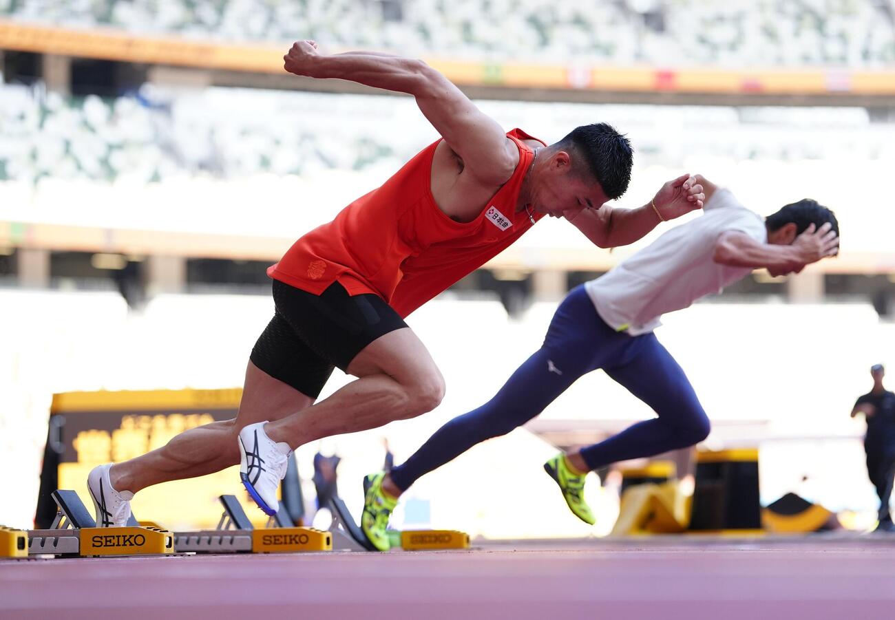 セイコーゴールデングランプリ陸上2026　前日練習　スタート練習を行う桐生祥秀（左）（代表撮影）