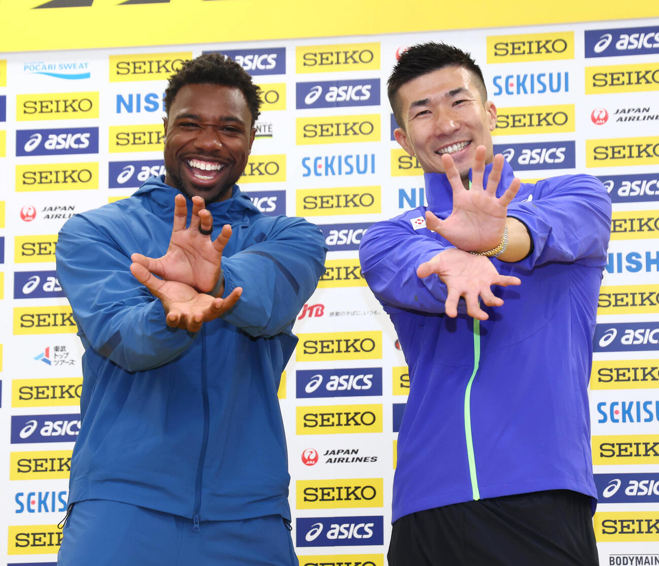 ポーズを取るノア・ライルズ（左）と桐生祥秀（代表撮影）