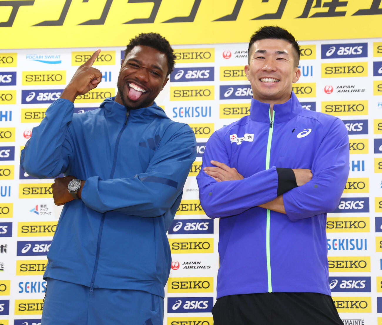 前日記者会見でポーズを取るノア・ライルズ（左）と桐生祥秀（代表撮影）