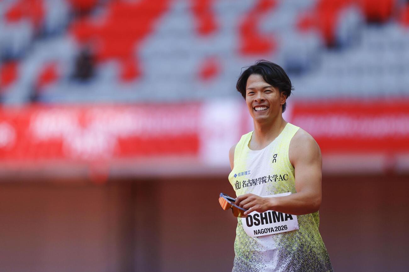 男子100メートル（義足・機能障害T64）で優勝し、笑顔の大島健吾（共同）