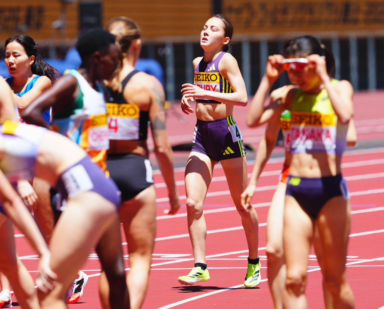 セイコーゴールデングランプリ2026女子1500メートル、苦しそうな表情でゴールするドルーリー朱瑛里（後方）（撮影・垰建太）