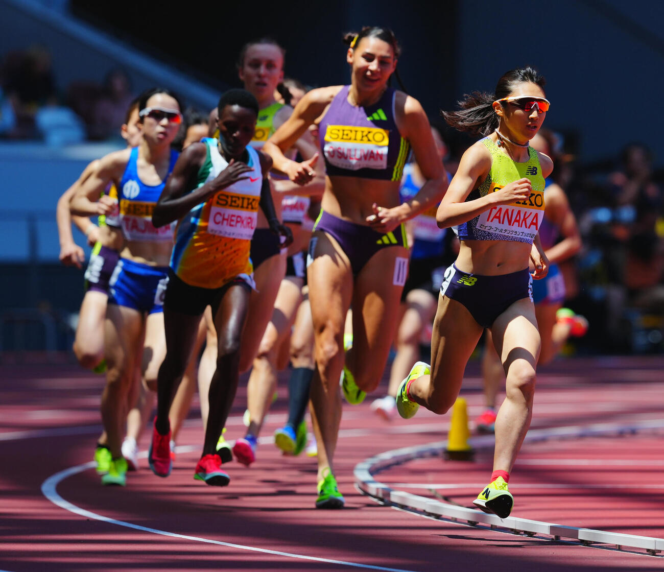 セイコーゴールデングランプリ陸上2026女子1500メートル、スパートをかける田中希実（右）（撮影・垰建太）