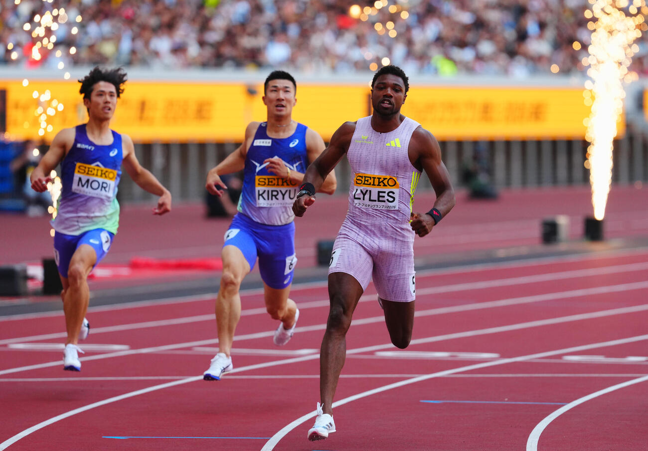セイコーゴールデングランプリ陸上2026男子100メートル決勝、ぶっちぎりの1位でゴールするノア・ライルズ（撮影・垰建太）