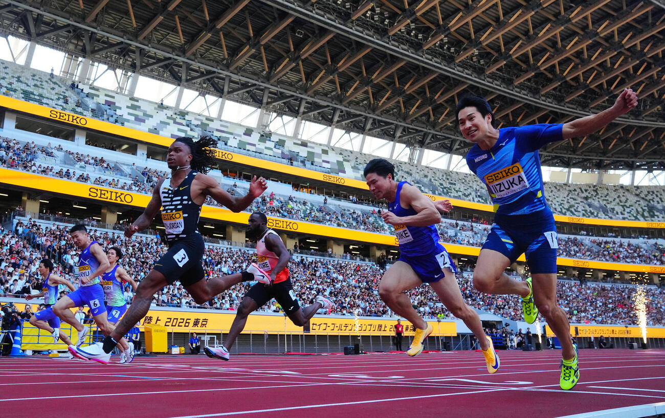 セイコーゴールデングランプリ2026男子100メートル決勝、5位でゴールする飯塚翔太（右端）（撮影・垰建太）