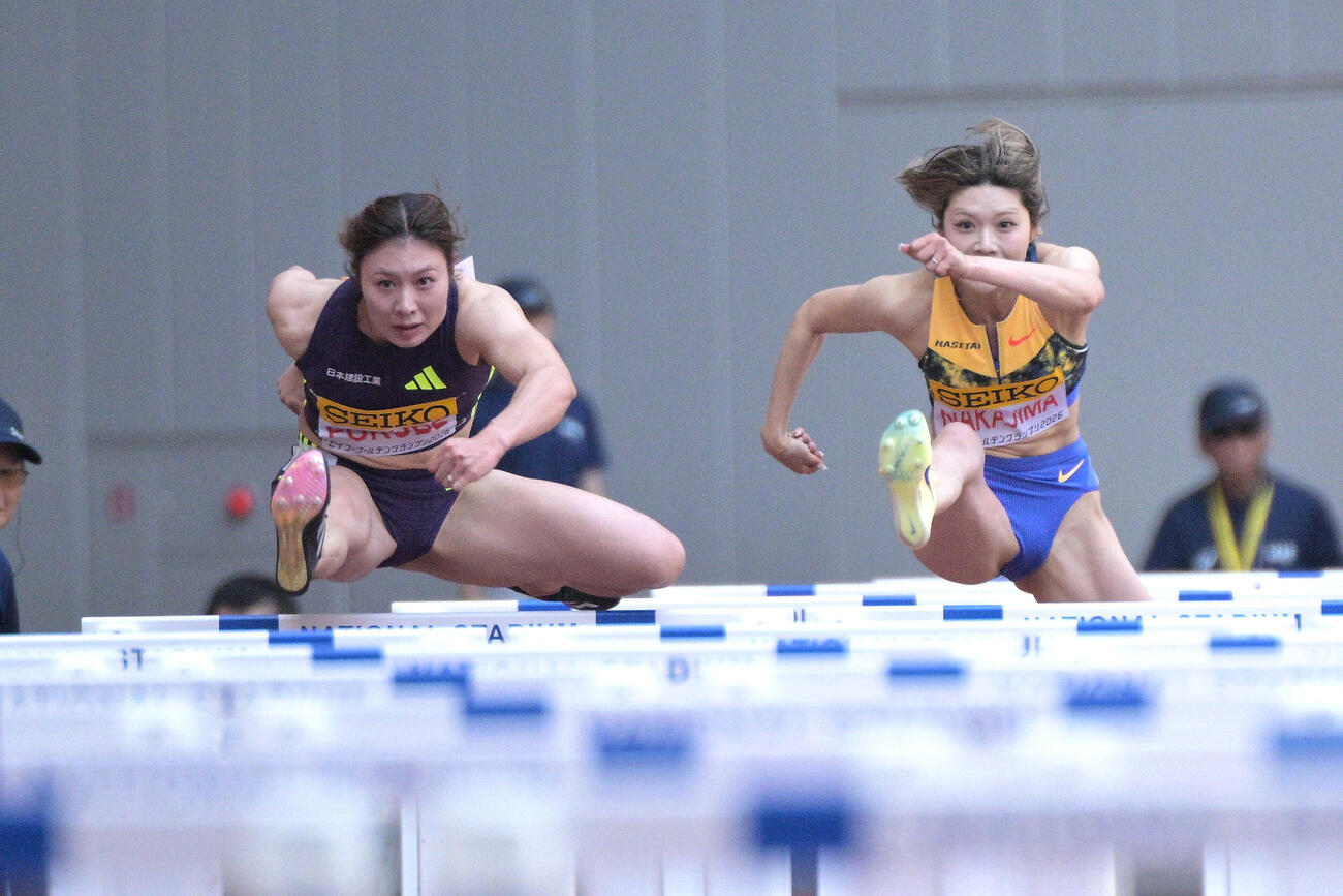 【セイコーゴールデングランプリ陸上2026東京】　女子100m障害決勝　ハードルを飛ぶ福部真子（左）と中島ひとみ（代表撮影）