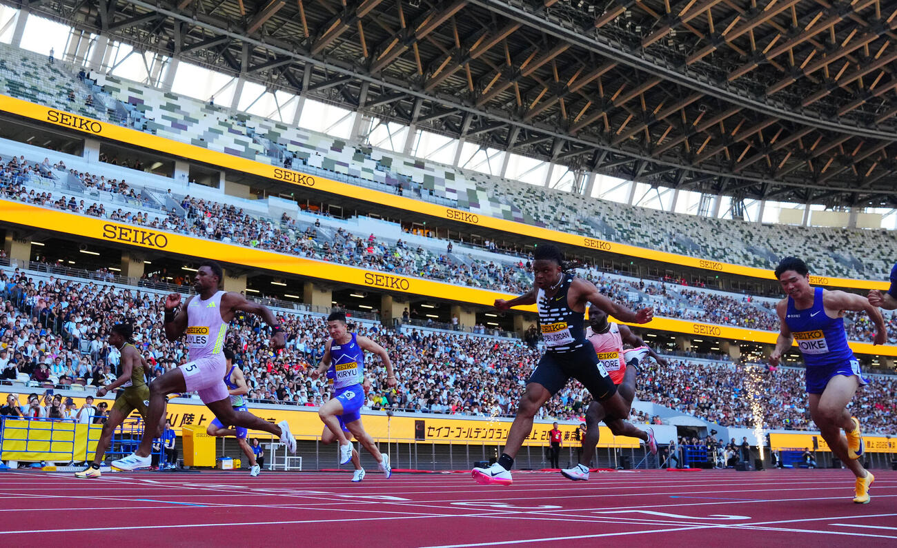 セイコーゴールデングランプリ2026男子100メートル決勝、1位でゴールするノア・ライルズ（左から2人目）（撮影・垰建太）