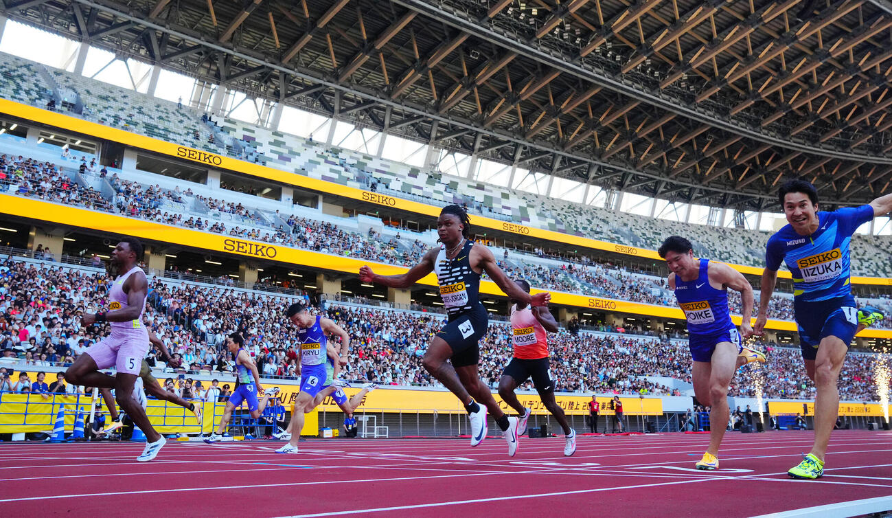 セイコーゴールデングランプリ2026男子100メートル決勝、1位でゴールするノア・ライルズ（左）（撮影・垰建太）