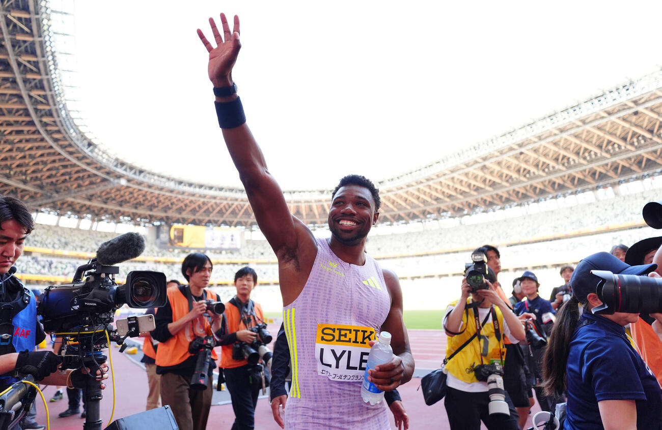 セイコーゴールデングランプリ2026男子100メートル決勝、1位でゴールしたノア・ライルズはファンの声援に笑顔で応えながら引き揚げる（撮影・垰建太）