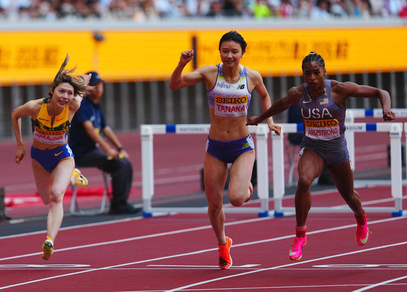 セイコーゴールデングランプリ2026女子100メートル障害決勝、2位でゴールする田中佑美（中央）（撮影・垰建太）