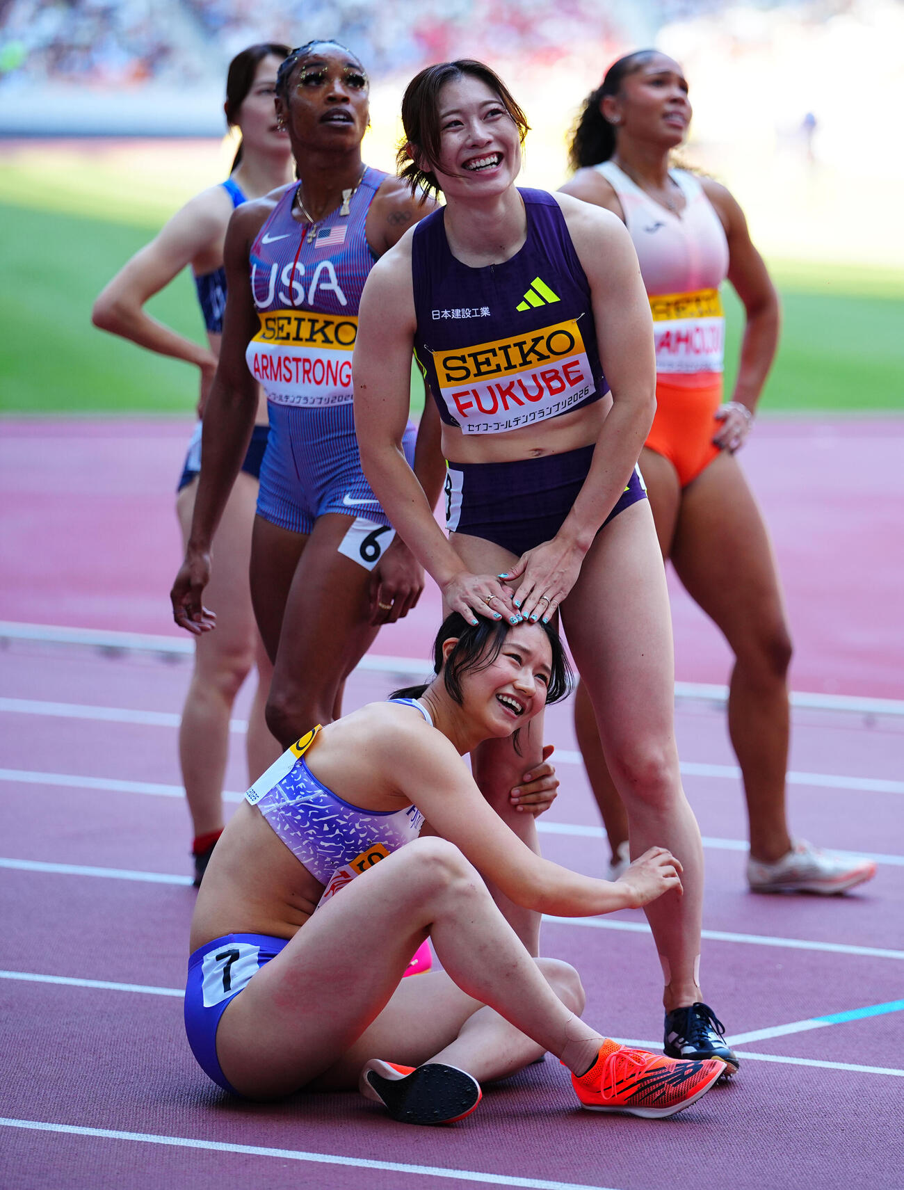 セイコーゴールデングランプリ2026女子100メートル障害決勝、レース後に笑顔で電光掲示板を見つめる田中佑美（下）と福部真子（中央）（撮影・垰建太）