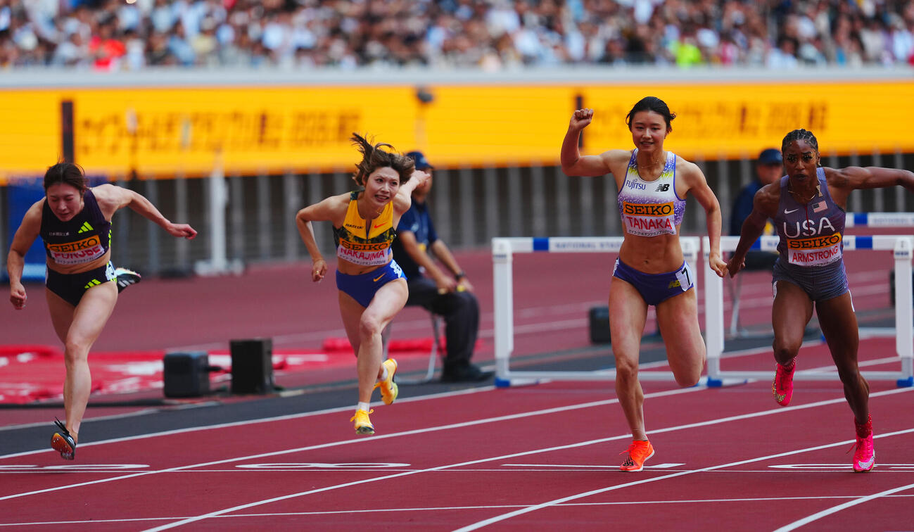 セイコーゴールデングランプリ2026女子100メートル障害決勝、1位でゴールするアリア・アームストロング（右）。左から3位福部真子、4位中島ひとみ、2位田中佑美（撮影・垰建太）