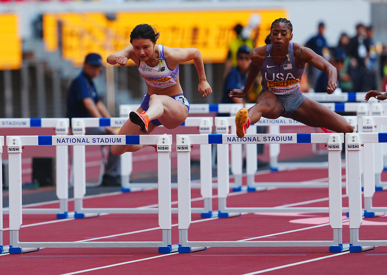 セイコーゴールデングランプリ2026女子100メートル障害決勝、力走する田中佑美(左)とアリア・アームストロングﾞ（撮影・垰建太）