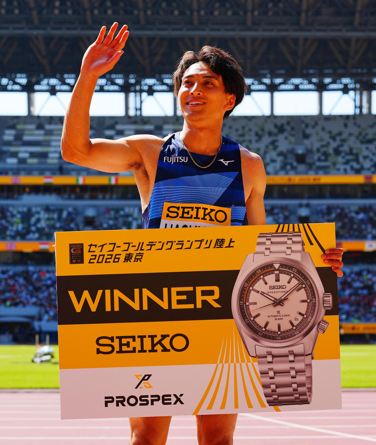 セイコーゴールデングランプリ2026男子走り幅跳び、優勝しボードを手に笑顔を見せる橋岡優輝（撮影・垰建太）