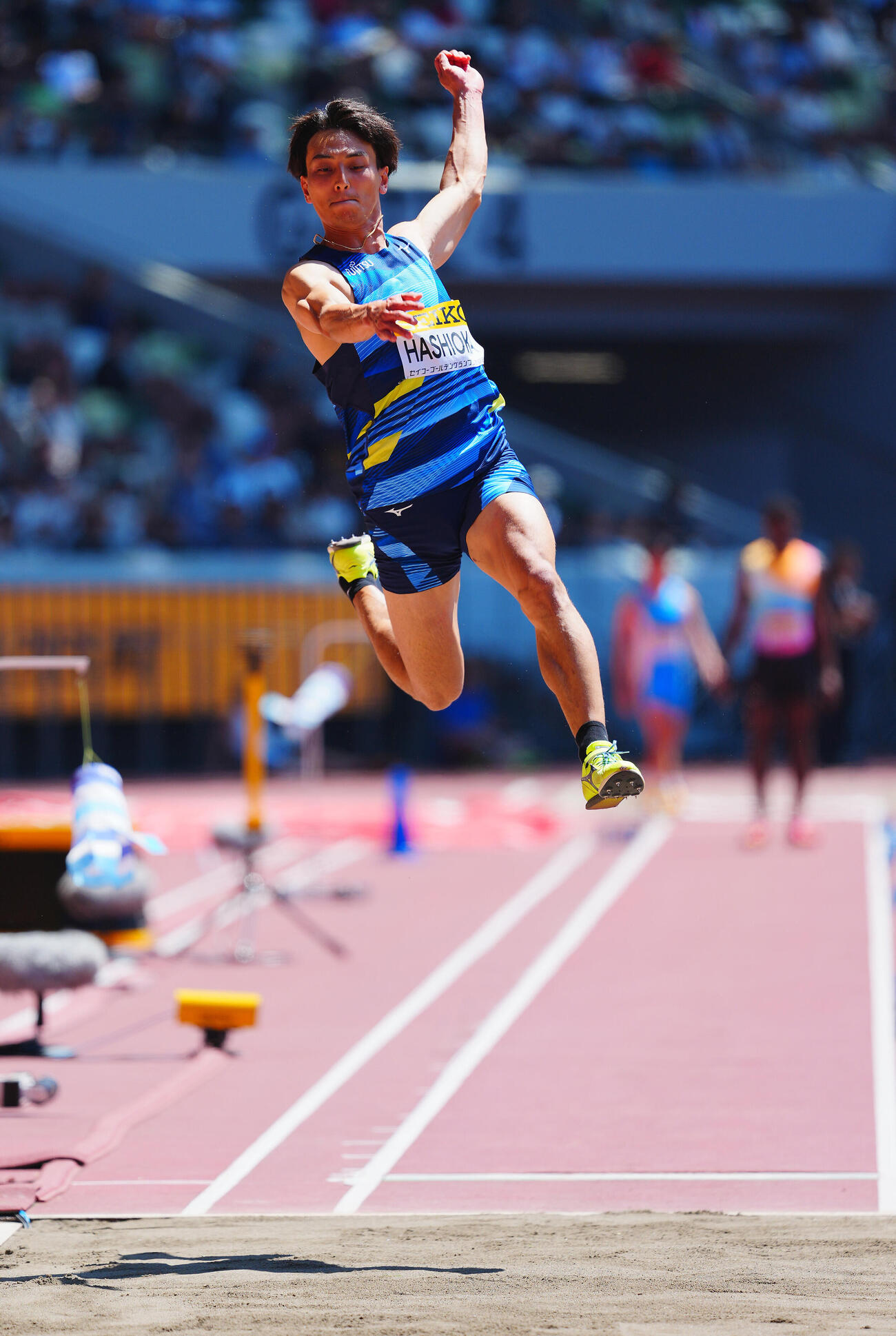 セイコーゴールデングランプリ2026男子走り幅跳び、高い跳躍を見せる橋岡優輝（撮影・垰建太）