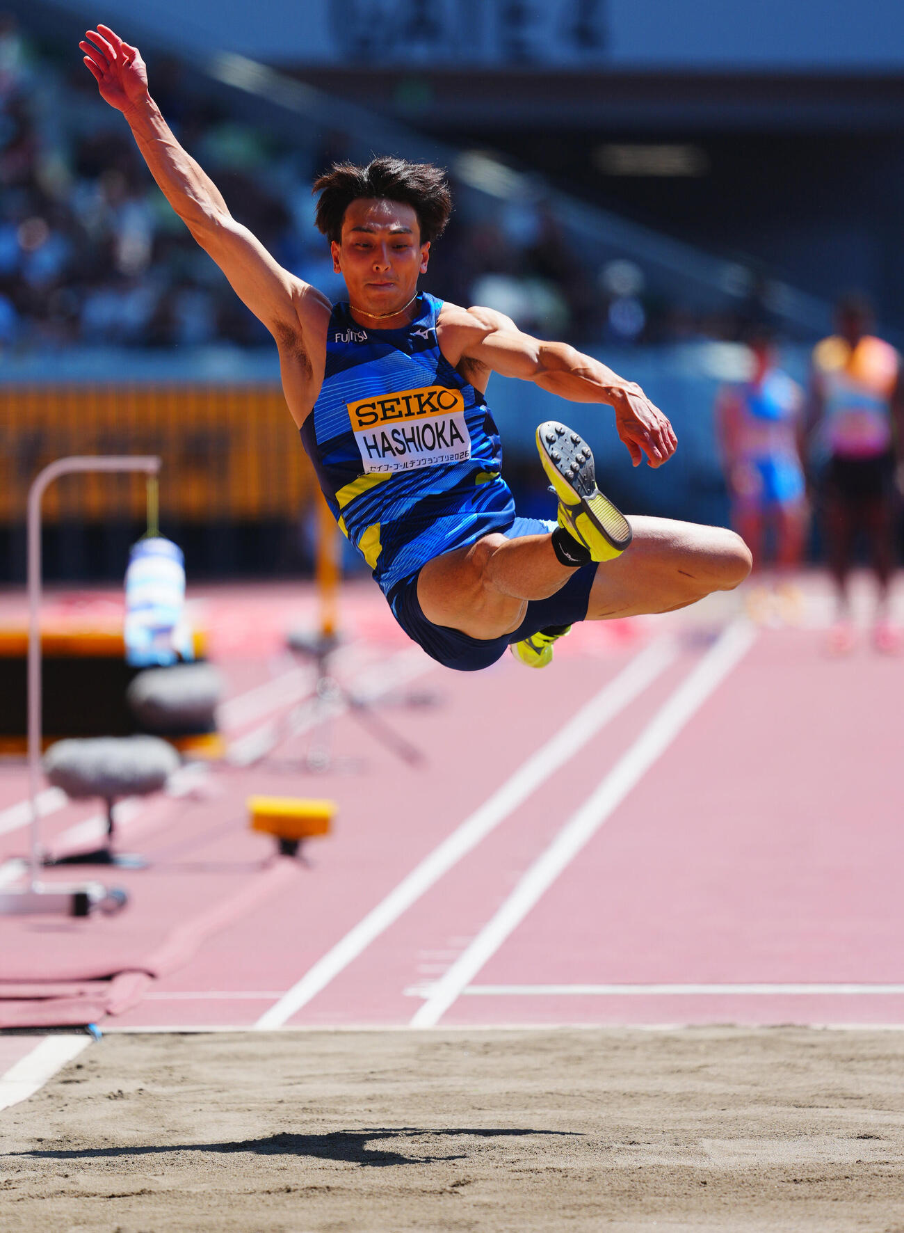 セイコーゴールデングランプリ2026男子走り幅跳び、高い跳躍を見せる橋岡優輝（撮影・垰建太）