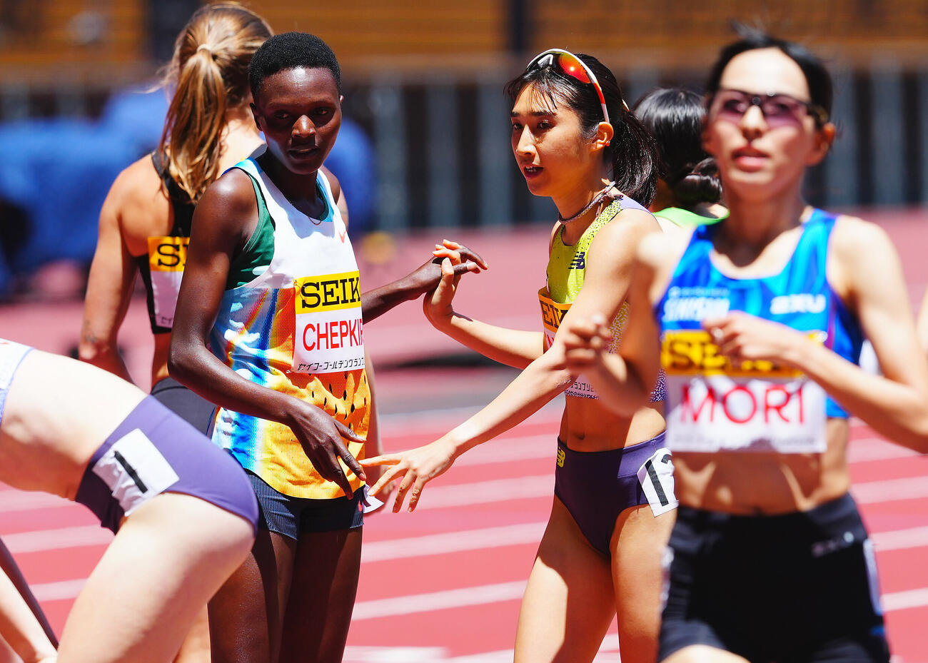 セイコーゴールデングランプリ2026女子1500メートル、4位でゴールした田中希実（右）は1位のピュリティ・チェプキルイと健闘をたたえ合う（撮影・垰建太）