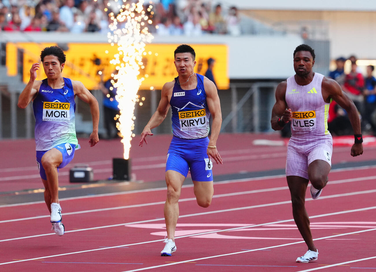 セイコーゴールデングランプリ2026男子100メートル決勝、ノア・ライルズ（右）の隣を力走する桐生祥秀（中央）（撮影・垰建太）
