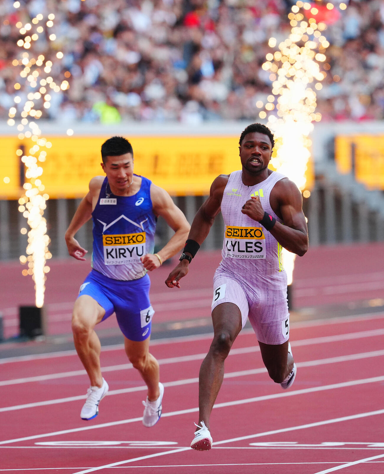 セイコーゴールデングランプリ2026男子100メートル決勝、1位でゴールするノア・ライルズ（右）。左は桐生祥秀（撮影・垰建太）