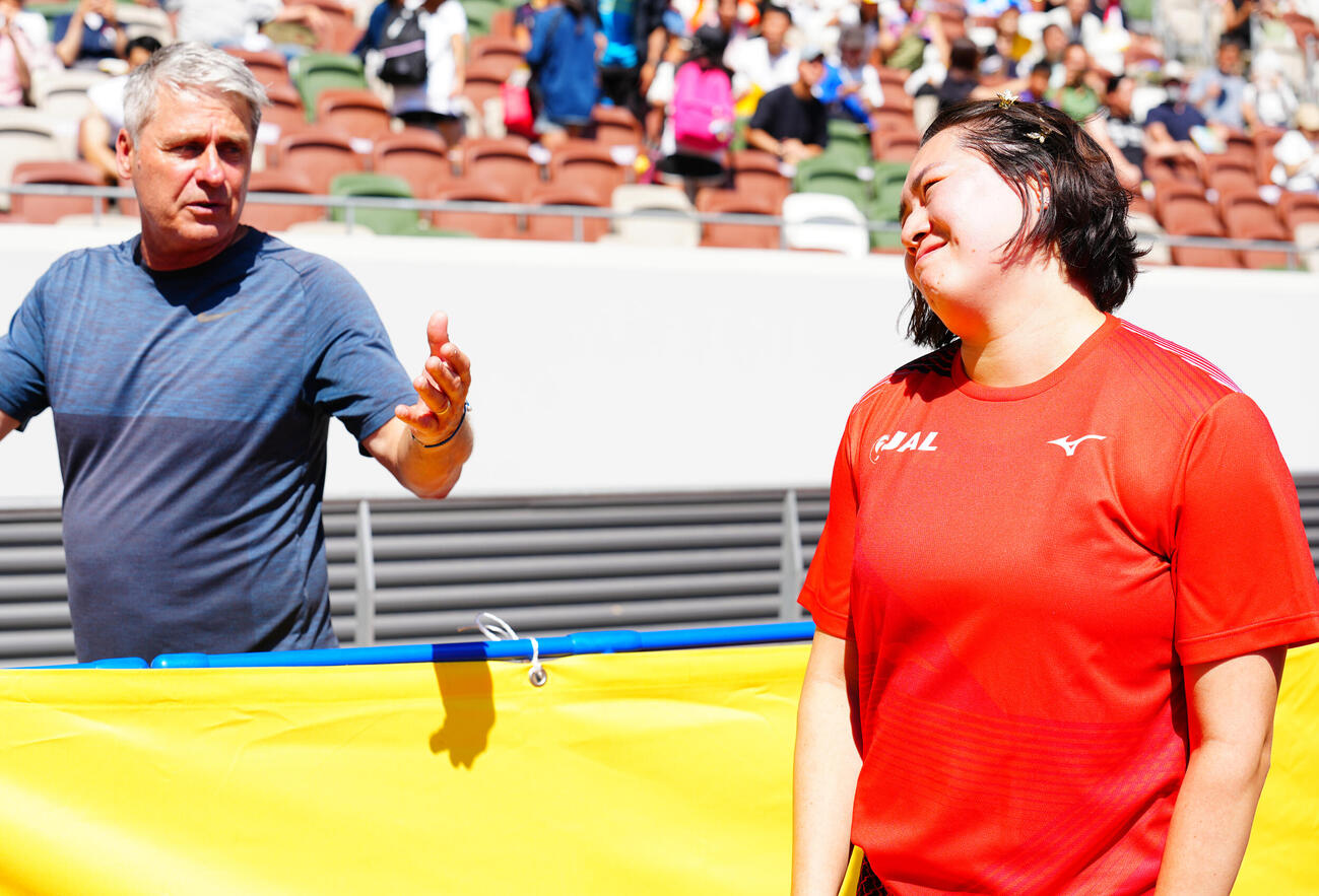セイコーゴールデングランプリ2026女子やり投げ決勝、ヤン・ゼレズニー・コーチ（左）と話す北口榛花（撮影・垰建太）