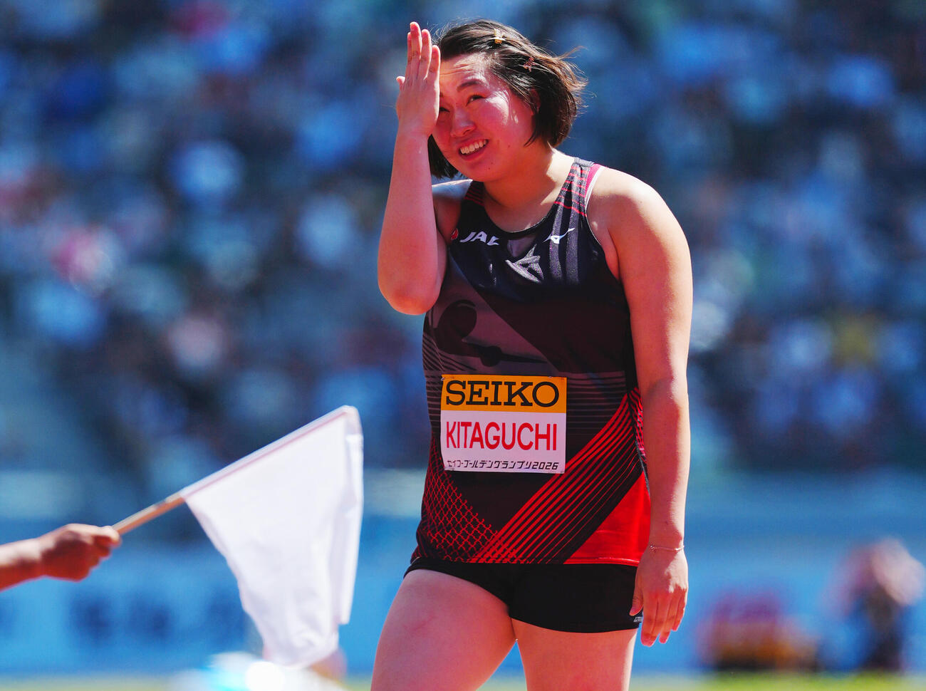 セイコーゴールデングランプリ2026女子やり投げ決勝、投てき後、頭をポンッとたたく北口榛花（撮影・垰建太）