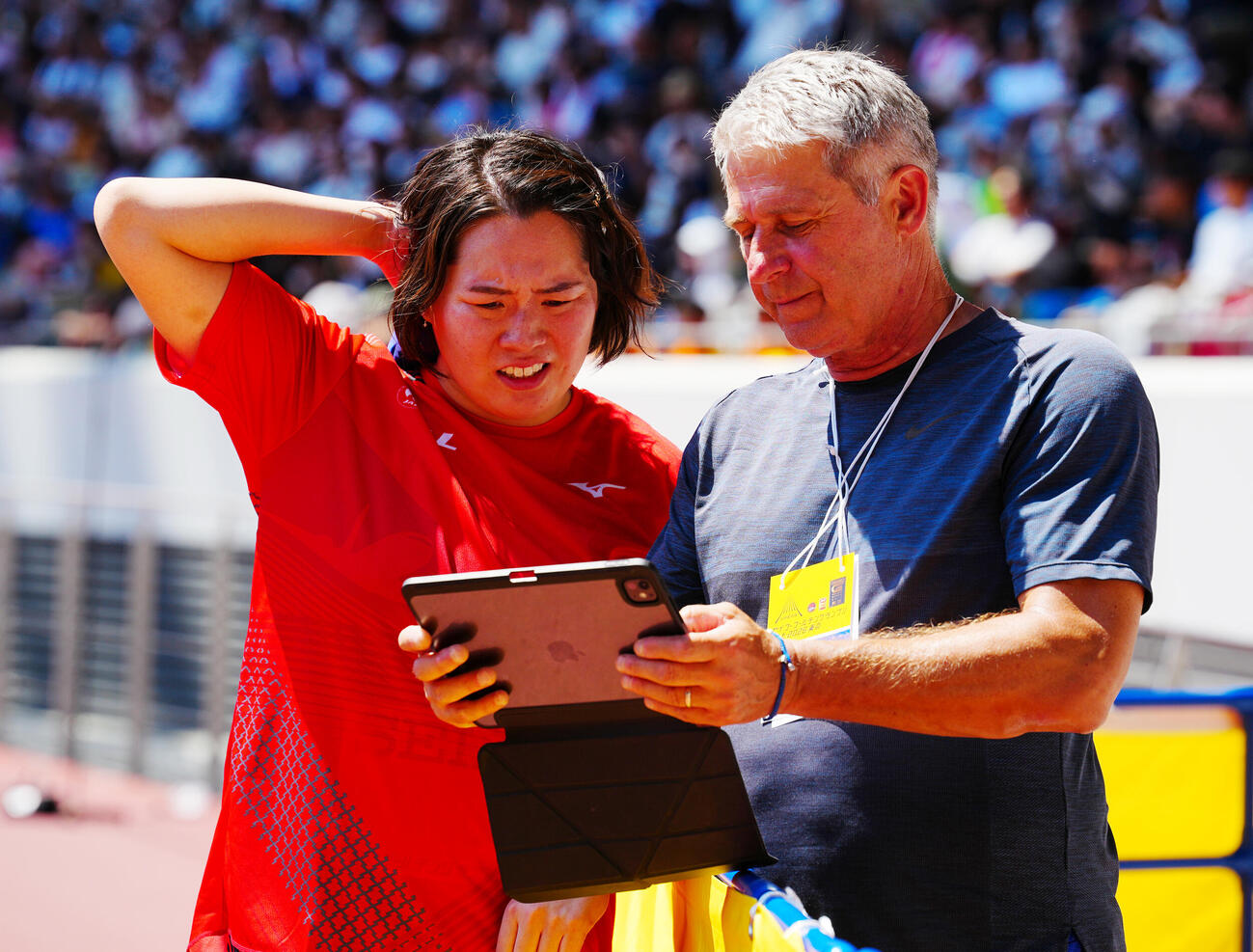 セイコーゴールデングランプリ2026女子やり投げ決勝、ヤン・ゼレズニー・コーチ（右）と話す北口榛花（撮影・垰建太）